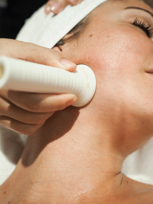 FACIAL MASSAGE WITH GUA SHA